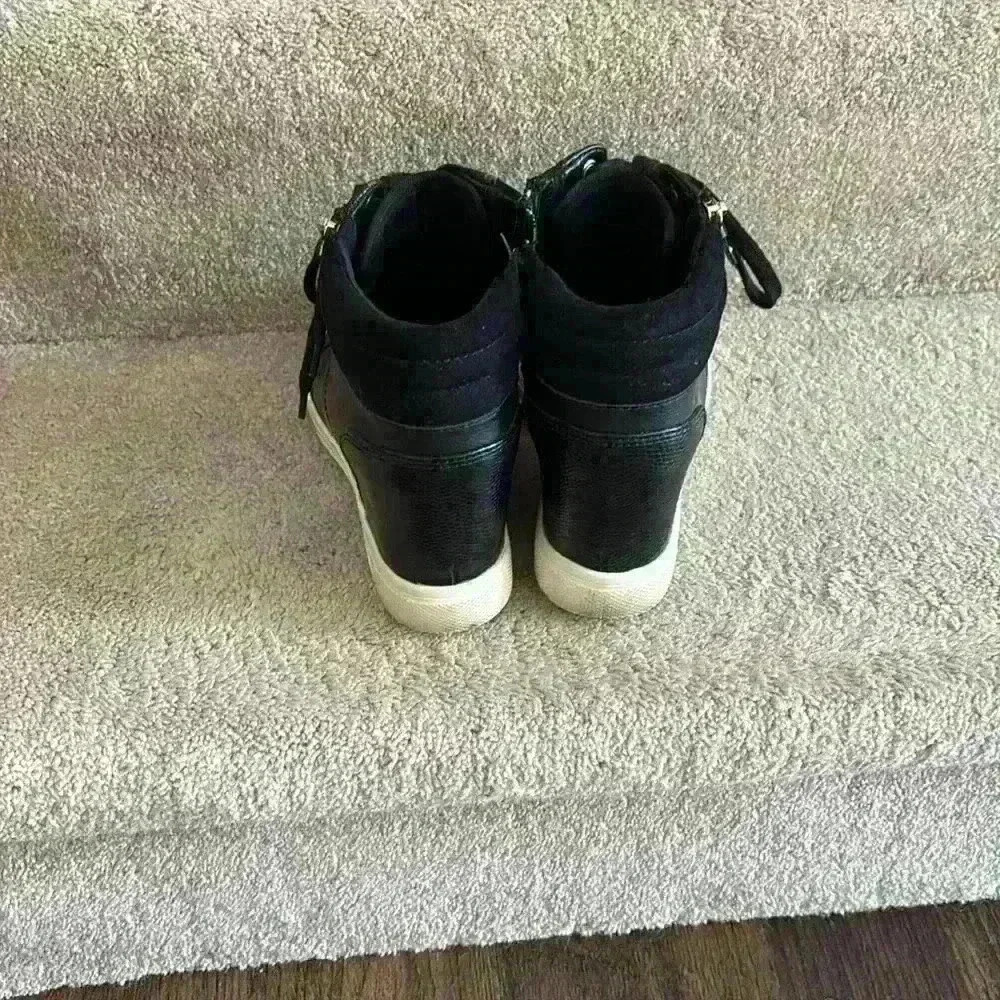 Aldo zipper with faux lace up leather wedge platform sneaker. Size 6.5 heel 2.5” - Picture 4 of 4